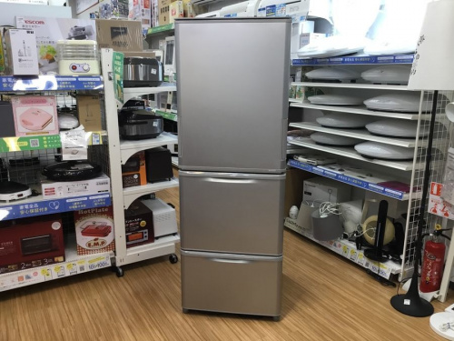 キッチン家電の3ドア冷蔵庫
