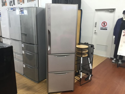 キッチン家電の3ドア冷蔵庫