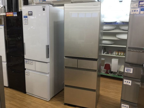 キッチン家電の5ドア冷蔵庫