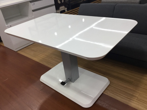 生活家具のテーブル