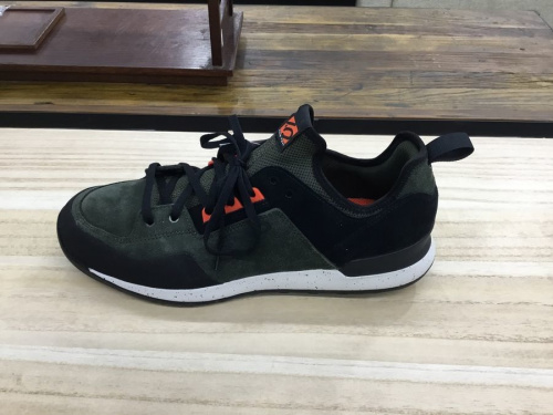 アディダスのadidas