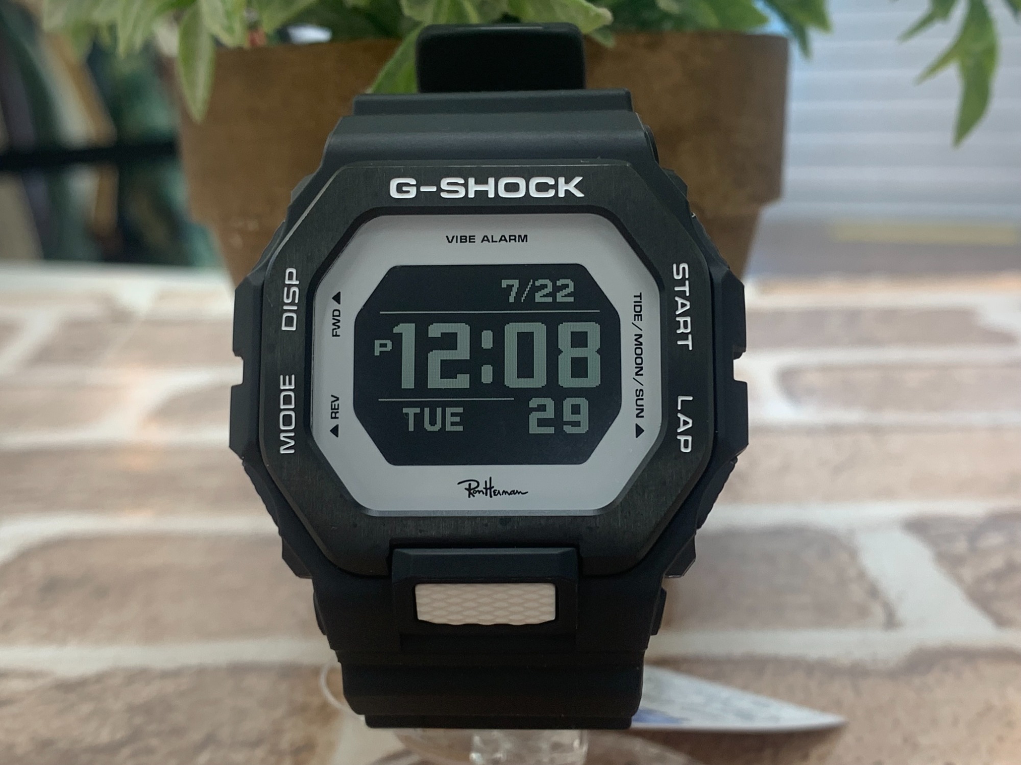 G-SHOCK ロンハーマン コラボ GBX-100 ロンハーマンからG-SHOCK「GBX-100」初の別注モデル、ブラック