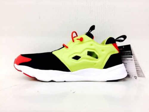 スニーカーのREEBOK