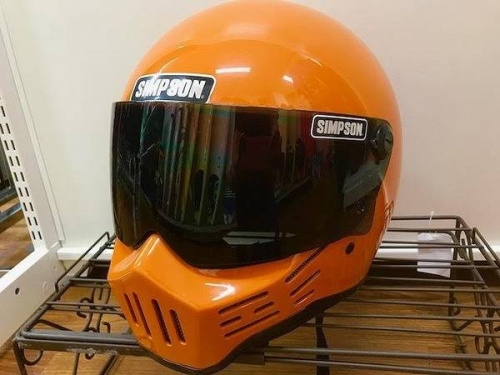 ヘルメットのSIMPSON