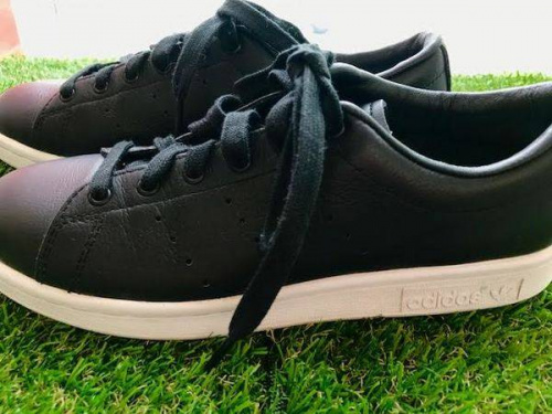 スニーカーのアディダス(adidas)