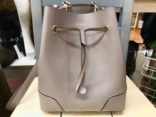 カジュアルバッグのFURLA