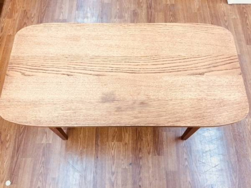 家具のテーブル