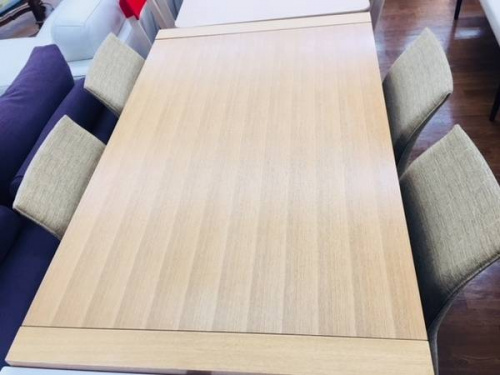 家具のテーブル