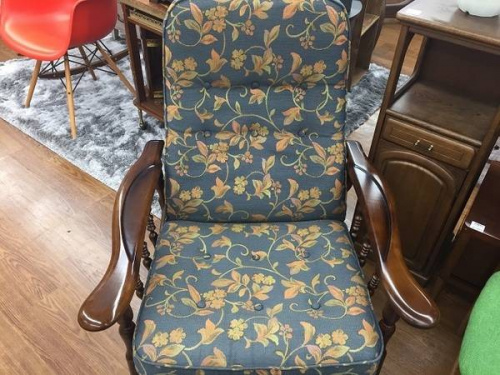 イスのリクライニングチェアー