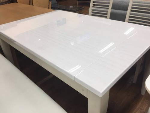 生活家具のテーブル