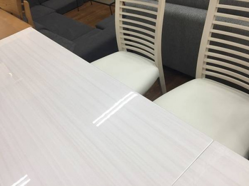 テーブルのダイニング4点セット
