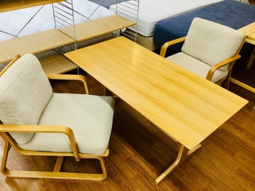家具のテーブル