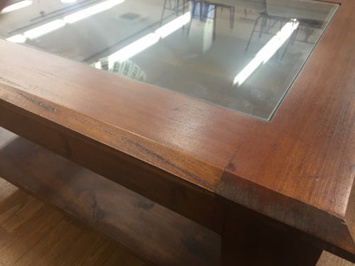 生活家具のテーブル