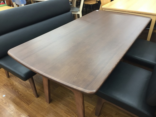 生活家具のテーブル