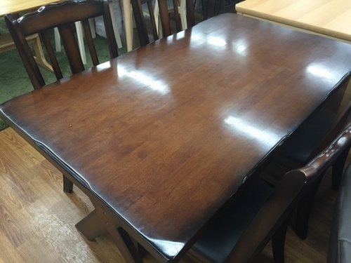 生活家具のテーブル