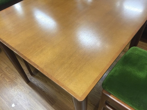 生活家具のテーブル