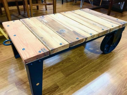 家具のテーブル