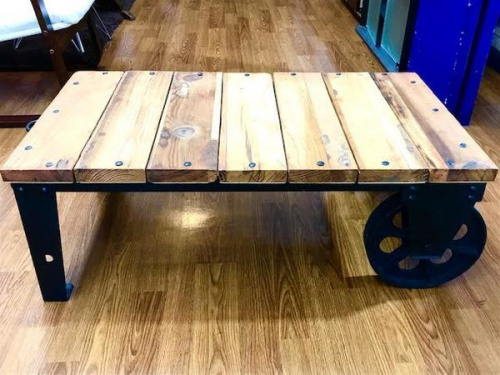 テーブルのJOURNAL STANDARD