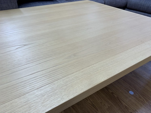 生活家具のテーブル