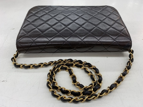 チェーンショルダーバッグのCHANEL