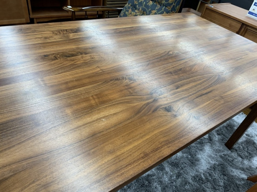 生活家具のテーブル