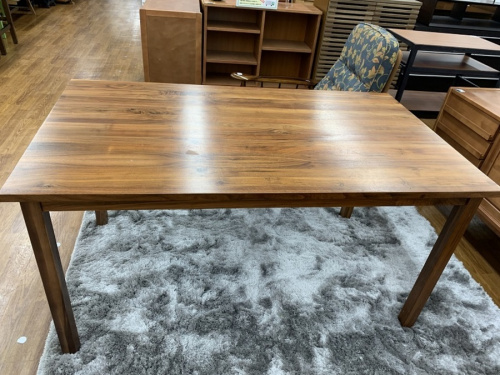 テーブルのダイニングテーブル