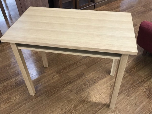生活家具のテーブル