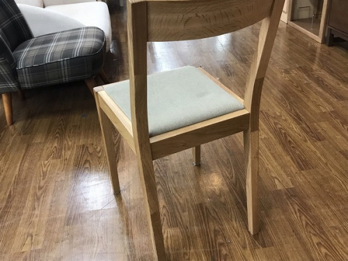 テーブルのチェア