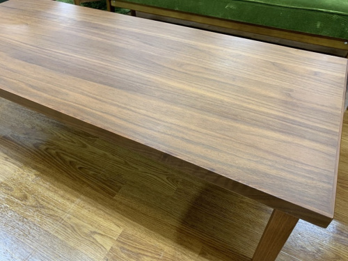 生活家具のテーブル