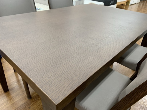 生活家具のテーブル