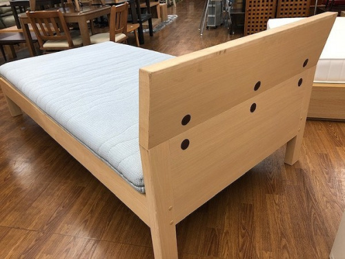ベッドのシングルベッド