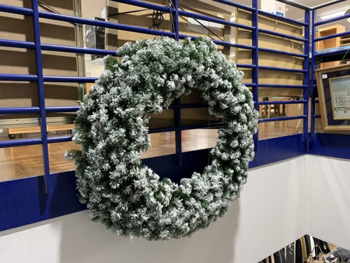 季節雑貨の特大クリスマスリース