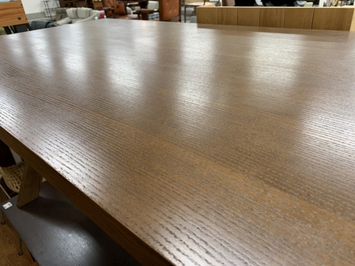 生活家具のテーブル
