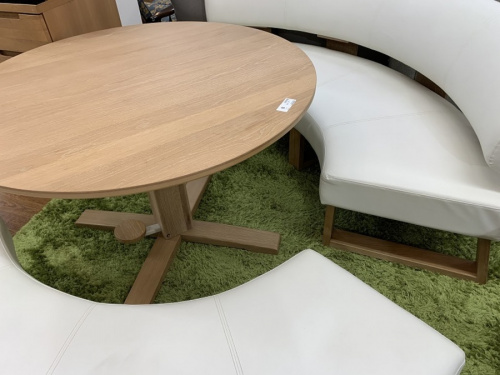 生活家具のテーブル