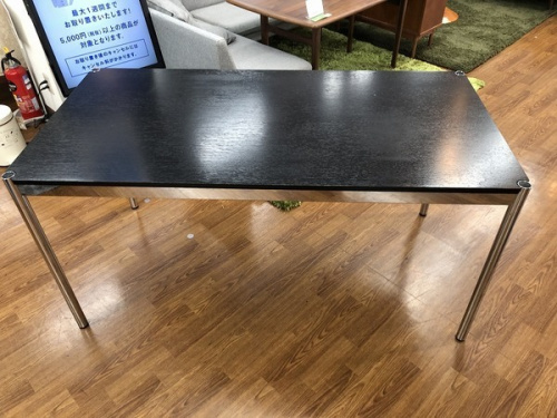 家具のテーブル