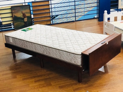 ベッドのシングルベッド