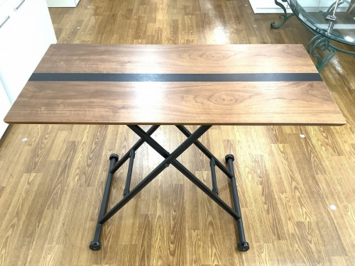 家具のテーブル