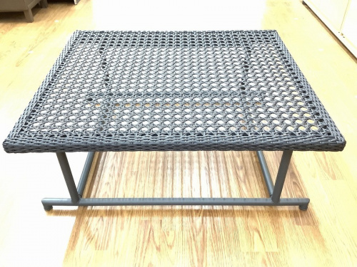 家具のテーブル