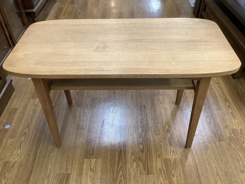 家具のテーブル