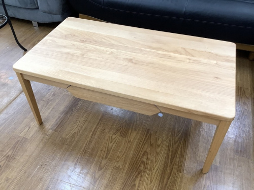 家具のテーブル