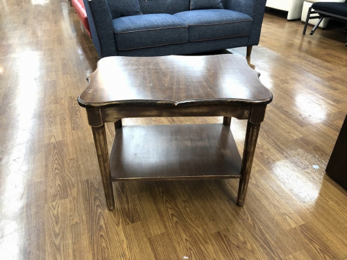 家具のテーブル