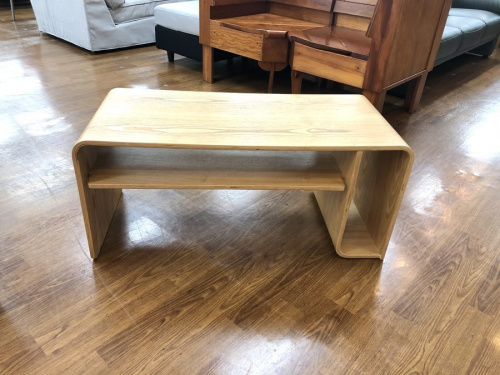 家具のテーブル