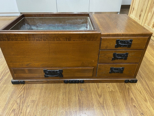 家具のテーブル