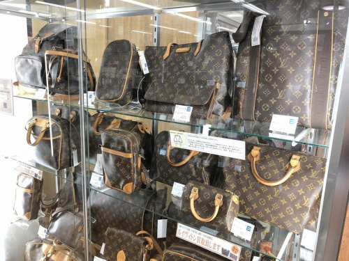 LOUIS VUITTONのショルダーバッグ