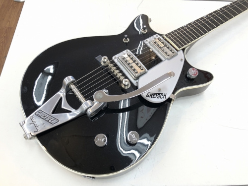 中古楽器店のギター