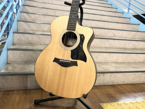 中古楽器店のギター