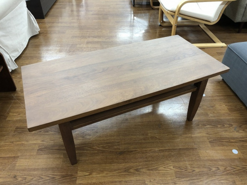 家具のテーブル