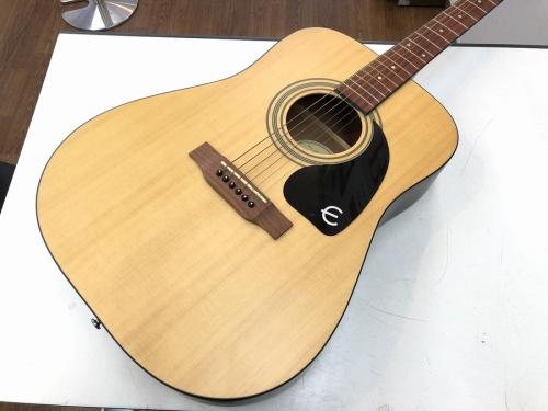 中古楽器店のギター