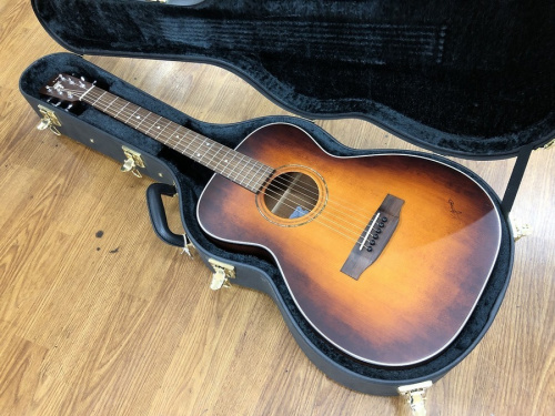 中古楽器店のギター
