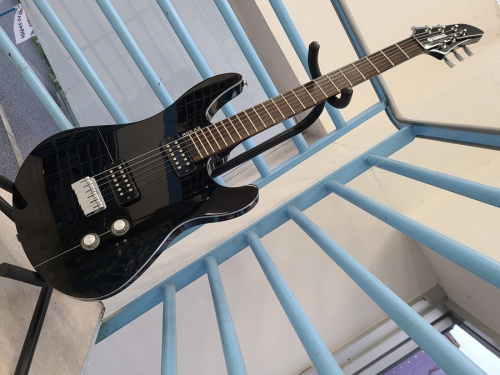 中古楽器店のギター